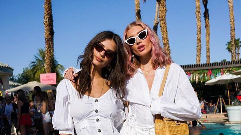 Emily Ratajkowski świetnie wygląda w białej mini.