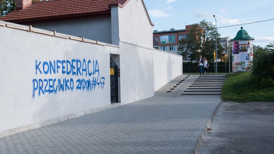 Antysemicki napis na murze cmentarza żydowskiego w Tarnowie