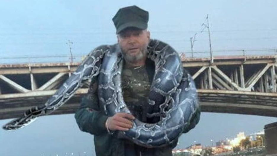 Krzysztof Rutkowski pokazał zdjęcie z pytonem