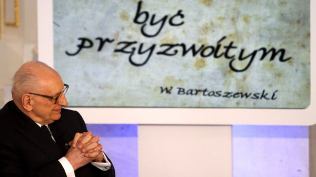 Muzeum Auschwitz odpowiedziało na skandaliczne wpisy dziennikarza o prof. Bartoszewskim