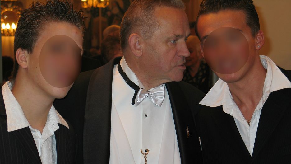 Ksiądz Henryk Jankowski, wieloletni proboszcz kościoła św. Brygidy. Przy wielu publicznych okazjach towarzyszyli mu młodzi mężczyźni, którzy pojawiali się także w plebanii lub pełnili funkcję ministrantów. 