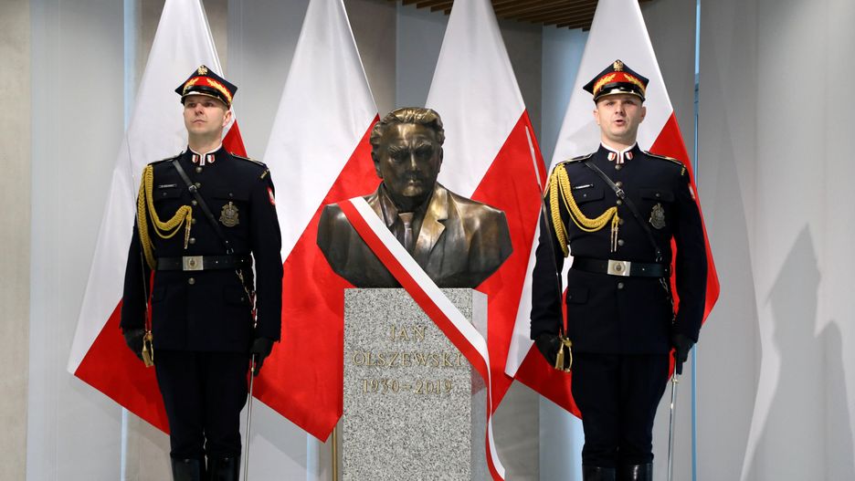 Warszawa. Uroczystość odsłonięcia popiersia i nadania Sali nr 511 w budynku Kancelarii Sejmu imienia Jana Olszewskiego