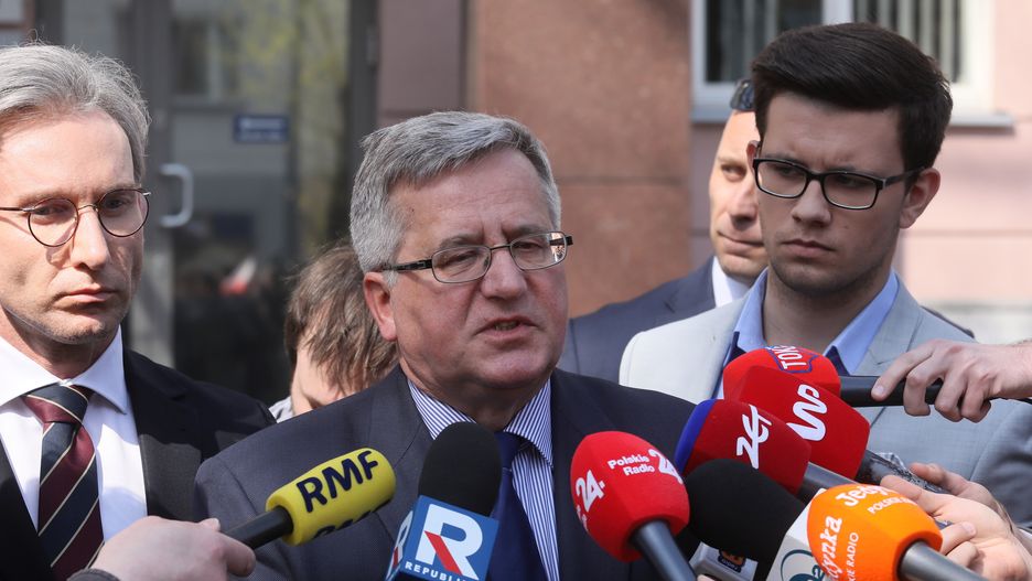 Komorowski rozmawiał z dziennikarzami przed Prokuraturą Krajową