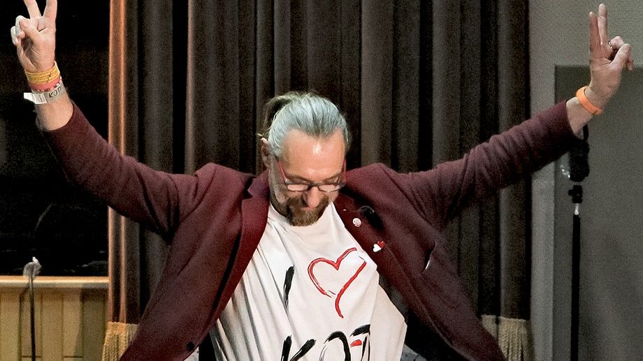 Mateusz Kijowski twierdzi, że jest w dramatycznej sytuacji, bo nie ma dla niego pracy, a zakupy robią mu jego znajomi.