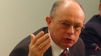 Marszałek Sejmu Marek Borowski prezentuje "białą księgę"