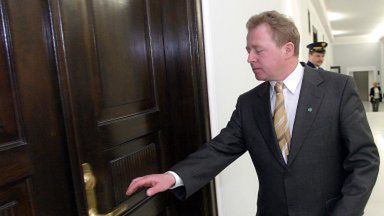 Janusz Wojciechowski, kandydat PSL na marszałka Sejmu wchodzi na salę obrad