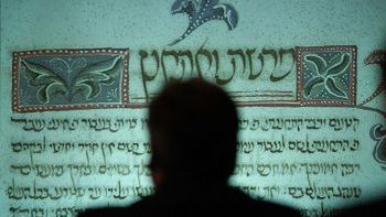Aleksander Kwaniewski oglšda slajdy przedstawiajšce pierwodruki hebrajskie