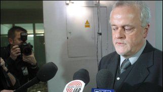 Barcikowski odpowiada na pytania dziennikarzy, przed posiedzeniem komisji śledczej