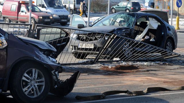 Firmy ubezpieczeniowe często stosują zniżki jeśli przy zakupie OC zdecydujemy się również na wybranie ich AC. To samo tyczy się jeśli ubezpieczyć trzeba kilka samochodów które należą do jednego właściciela. Pakiet przeważnie będzie tańszy niż zakup pojedynczej polisy.