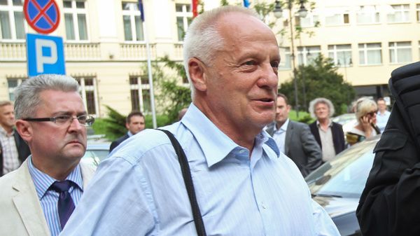 Poseł PO Stefan Niesiołowski próbuje opuścić teren sejmu po zakończeniu posiedzenia ws. reformy emerytalnej