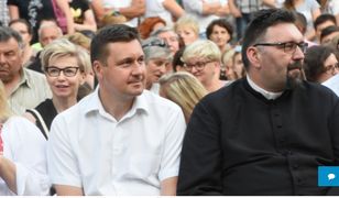 Seks – poseł PiS na religijnej imprezie. Siedział w pierwszym rzędzie