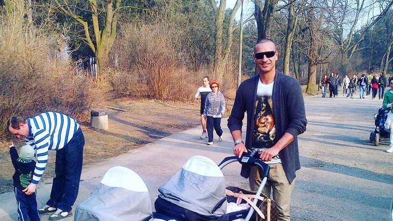 Mężczyzna spędza z dziewczynkami każdą wolną chwilę