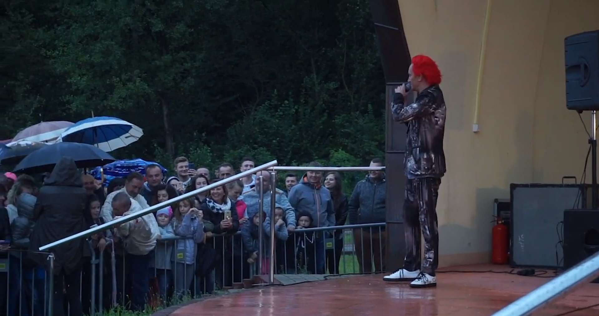 Michał Wiśniewski na koncercie w Bogorii (screen: echodnia.eu)