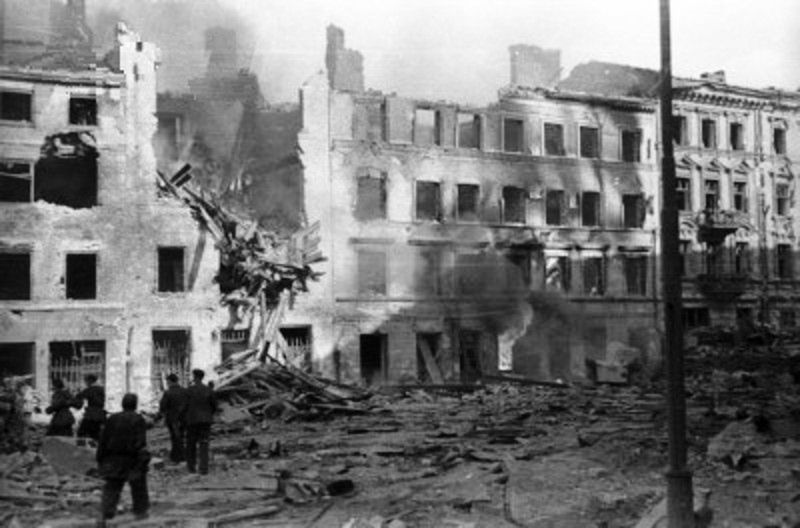 Warszawa obracała się w gruzy, a cywilnej ludności kryjącej się w piwnicach kamienic był tylko coraz ciężej i ciężej… 