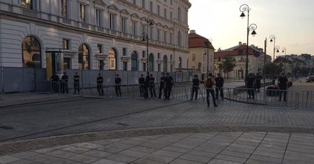 Krakowskie Przedmieście już zamknięte. Policjanci przy barierkach