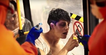 Zombie na torach. Szokująca kampania Tramwajów Warszawskich