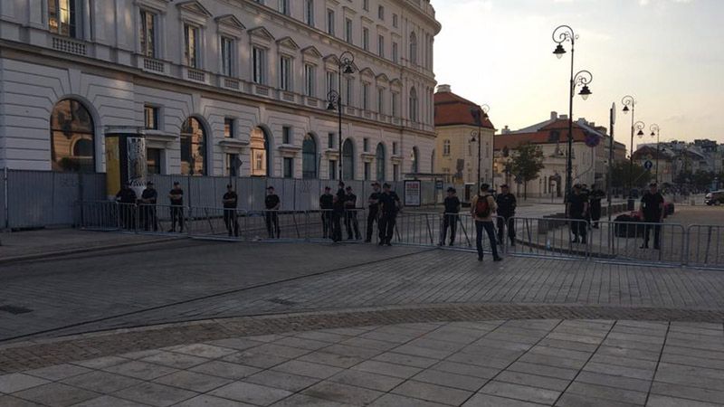 Policjanci przy barierkach, ustawionych na Krakowskim Przedmieściu