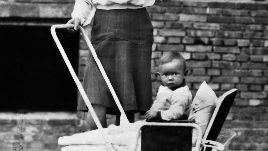 Halina Wiśniewska z urodzonym 1 sierpnia 1944 roku synem Stasiem na gruzach Warszawy w 1945 roku. Zdjęcie z książki "Dziewczyny z Powstania"