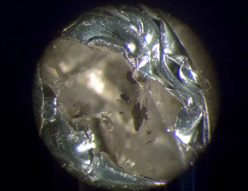 Ten diament posiada tajemniczy minerał. Nikt go wcześniej nie widział