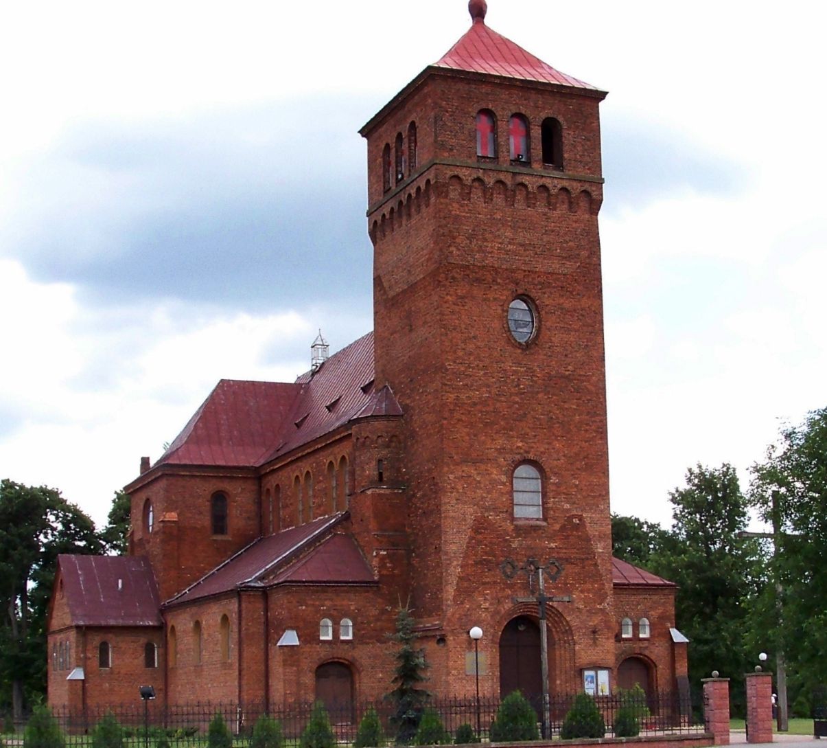 Ksiądz powiesił na kościele ogromny różaniec. Dostał za to dużą karę