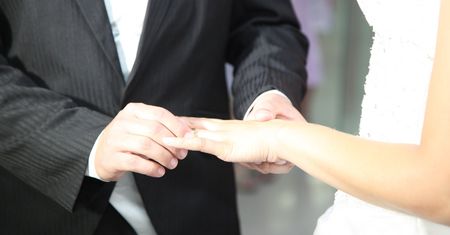 Polacy od małżeństwa wolą konkubinat, a nawet samotność. Nowy raport CBOS