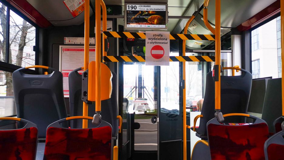 Warszawa. ZTM wprowadził strefy bezpieczeństwa w związku z zagrożeniem epidemicznym.