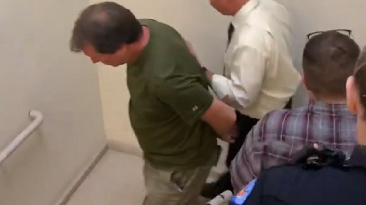 Policja  z Florydy prowadzi oskarżonego Daniela Wellsa