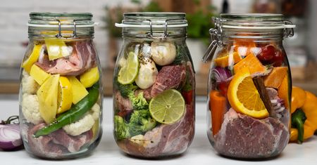 Szybkie obiady ze słoika. Mealprep to trend, który zaoszczędza czas. Jak zrobić obiad w słoiku?