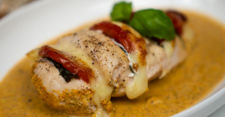 Kurczak hasselback z pesto, mozzarellą i soczystym pomidorem