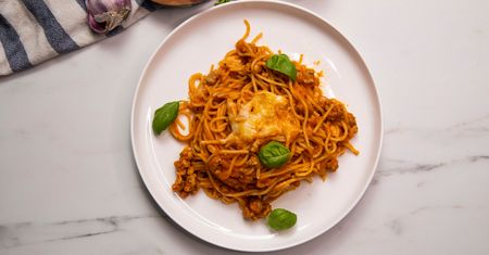 Jednogarnkowe spaghetti z sosem pomidorowym