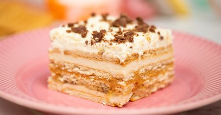Bananowa krówka bez pieczenia. Ciasto z masą budyniową i kajmakiem