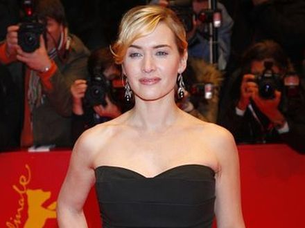 Kate Winslet w objęciach modela