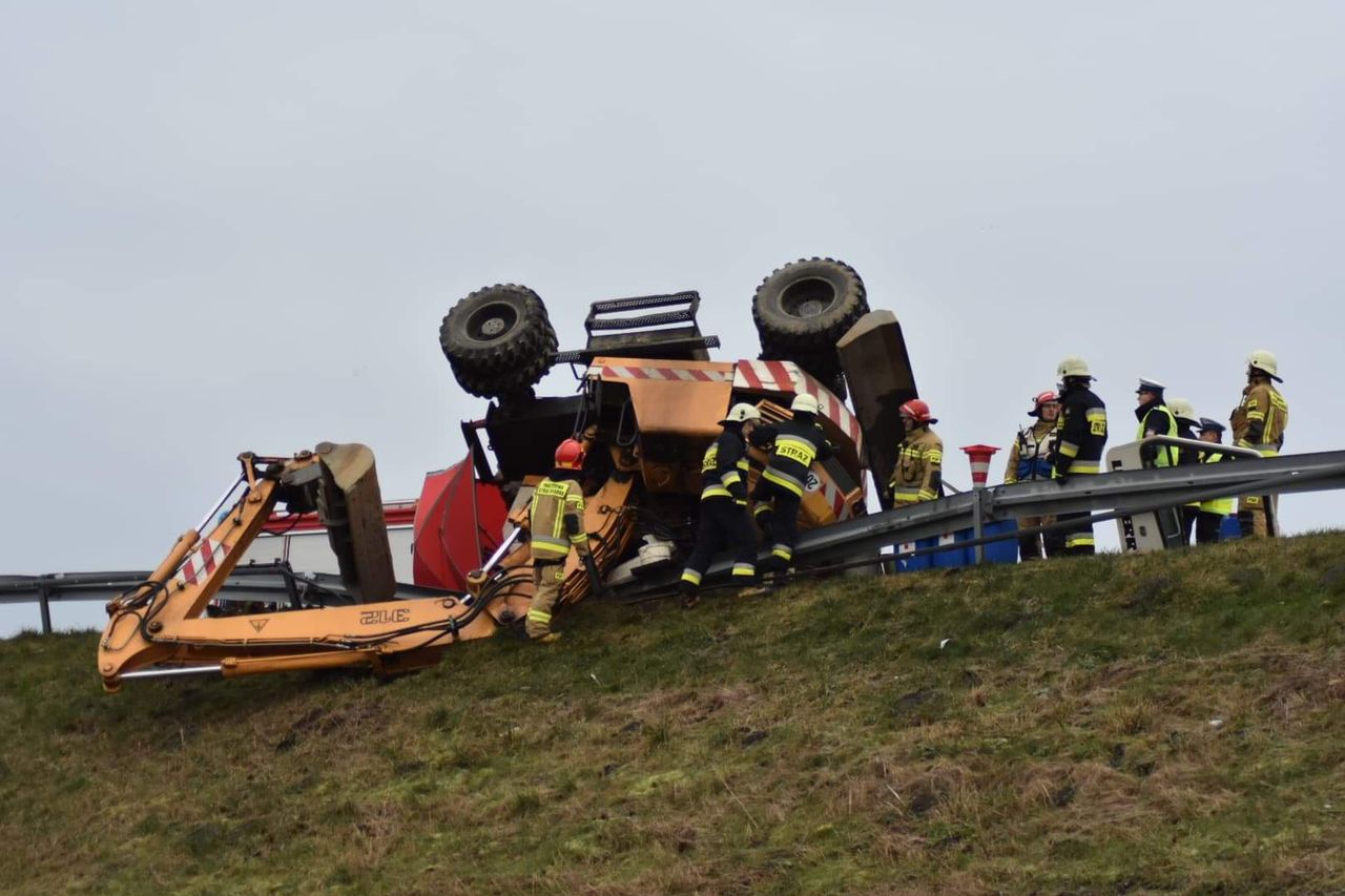 Tragedia na dk40. Młody kierowca koparki nie żyje