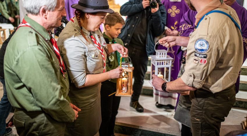 Betlejemskie Światło Pokoju w Polsce. Odebrało je 4 tys. harcerzy