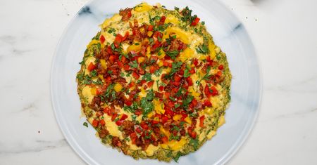 Omlet z brokuła z boczkiem i cheddarem. W takim wydaniu smakuje lepiej niż klasyczny
