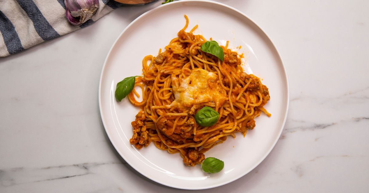 Jednogarnkowe spaghetti z sosem pomidorowym