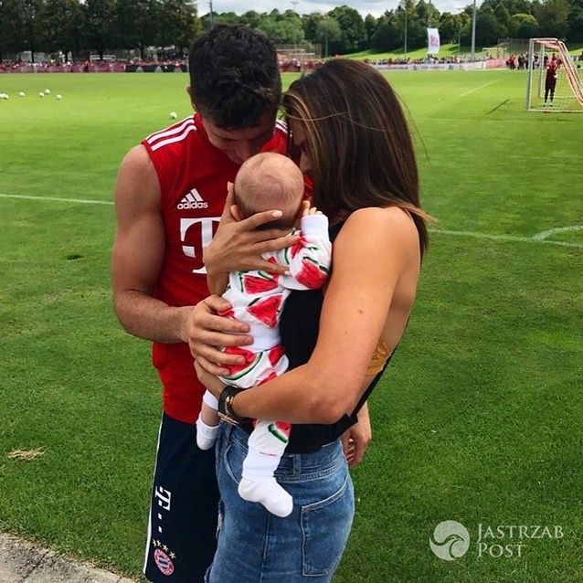 Anna i Robert Lewandowscy z Klarą na boisku