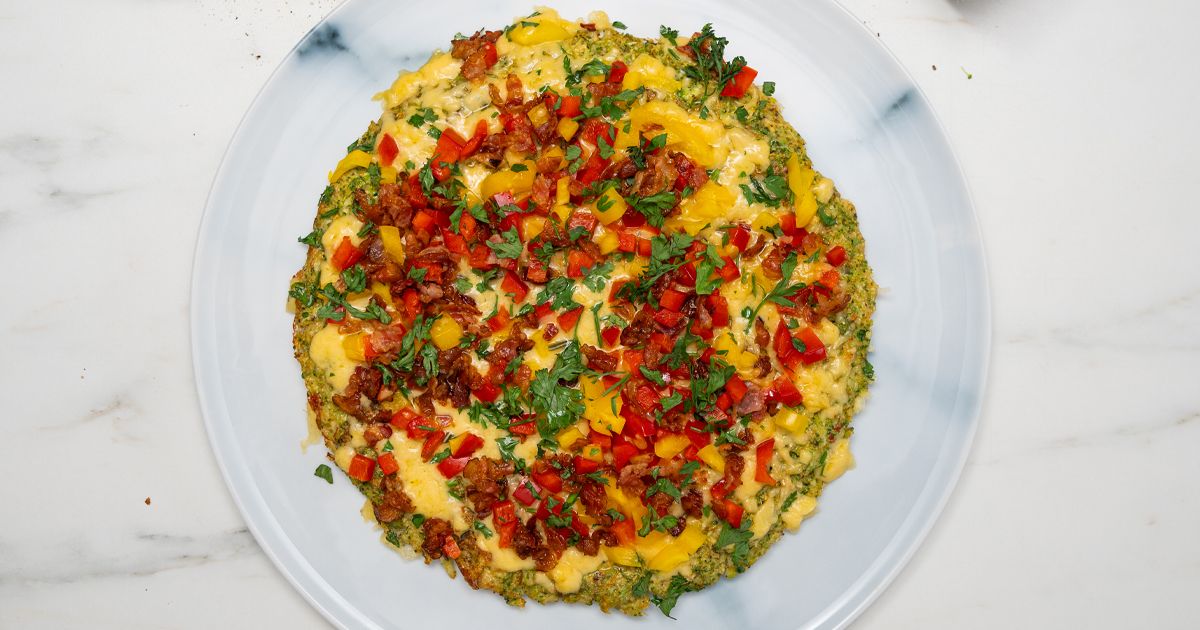 Omlet z brokuła z boczkiem i cheddarem. W takim wydaniu smakuje lepiej ...