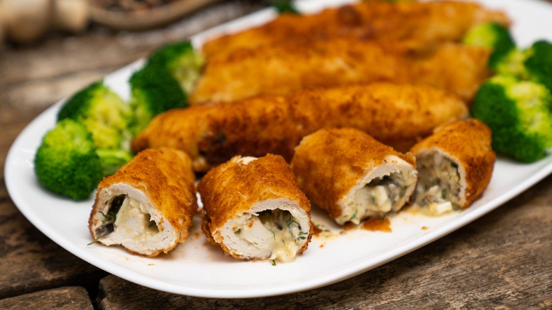 Roladki z kurczaka faszerowane jajkiem i pieczarkami
