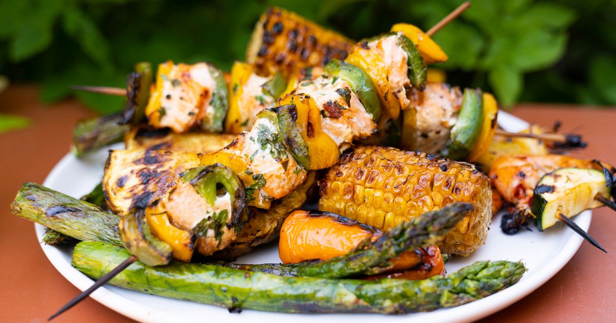Słoneczne szaszłyki z łososia i orientalne szaszłyki z krewetkami na grilla