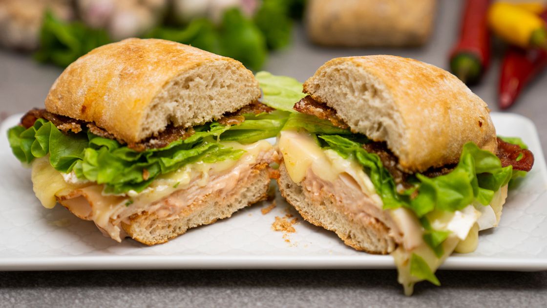 Kanapka z indykiem i karmelizowanym boczkiem- Pyszności