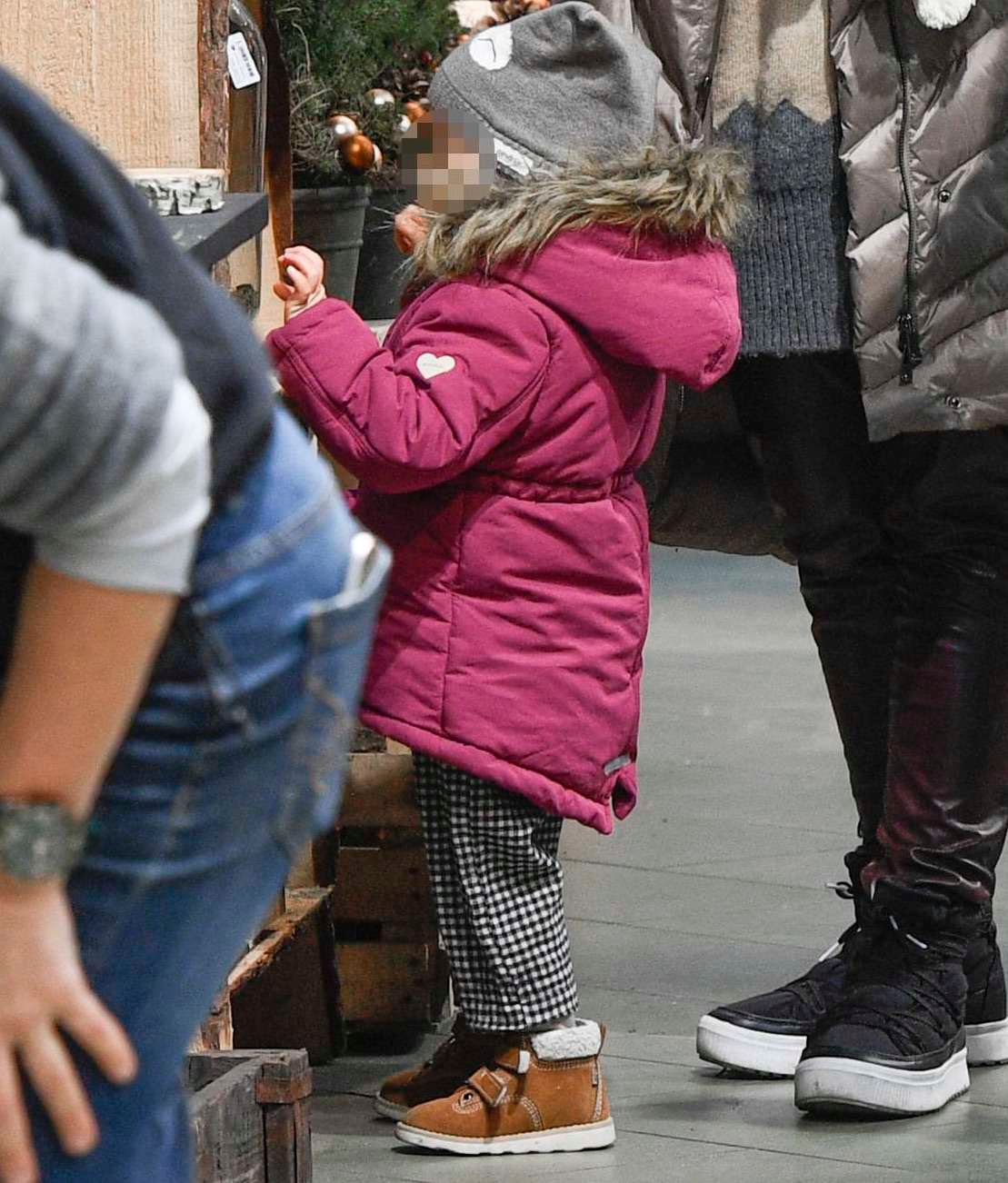 Paulina Sykut z córką wybierają choinkę