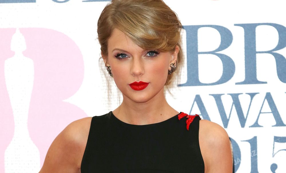 Brit Awards 2015: Taylor Swift w najodważniejszej kreacji na gali. Gdy odwróciła się, nie było już tak poprawnie