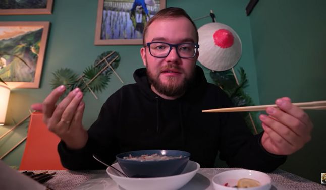 Kuchenne rewolucje. Youtuber zamówił zupę pho (Youtube)