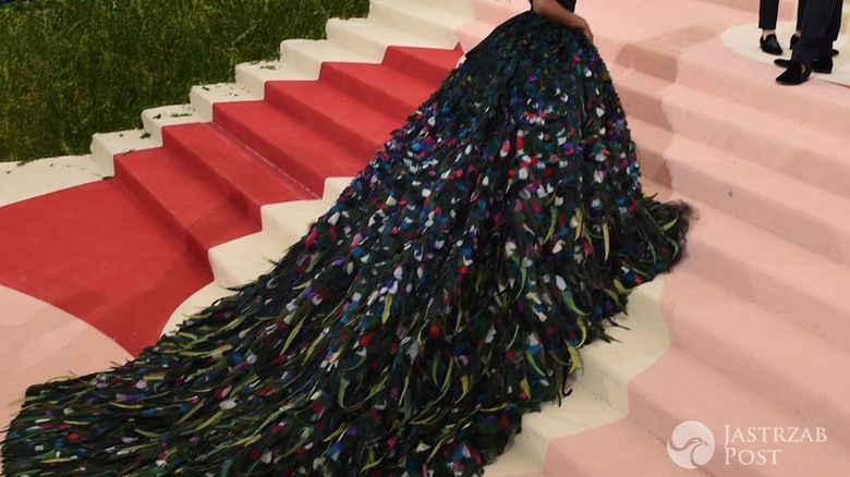 Zoe Saldana w kreacji Dolce&Gabbana na MET Gala 2016 zdjęcia fot. East News