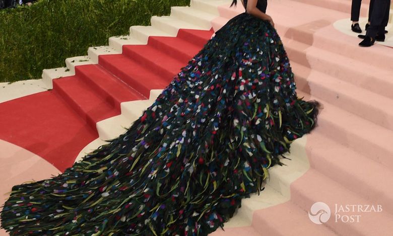 Największa - dosłownie - kreacja na MET Gala 2016. Wiemy, kto ją włożył i zaprojektował