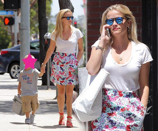 Reese Witherspoon na spacerze z synem! Córka wygląda identycznie jak matka, a synek?