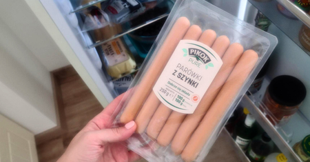Parówki nie produkuje się z kartonu. Oto cała prawda o ich składzie