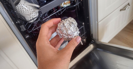 Kulkę z folii aluminiowej włóż do zmywarki. Sztućce i szklanki będą jak nowe