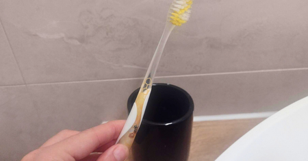 Zacznij odkażać szczoteczkę do zębów. Na niej lądują bakterie z sedesu